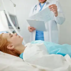 Dlaczego pacjent nie wybudza się ze śpiączki farmakologicznej? Przyczyny i skutki