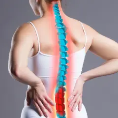 Kobieta z bólem kręgosłupa, wizualizacja problemów z kośćmi, być może związanych z osteoporozą.