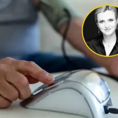 Mężczyzna mierzy ciśnienie. Kobieta w okręgu doradza, jak radzić sobie z wysokim ciśnieniem.