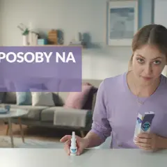 Kobieta prezentuje spray do nosa Acatar, który pomaga na katar.