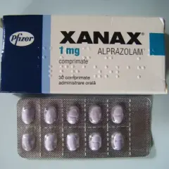 Opakowanie Xanax (alprazolam) 1 mg i blister z tabletkami.