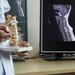 Neurolog czy ortopeda od kręgosłupa - który specjalista pomoże w bólu?
