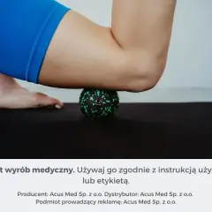 Masaż piłką rehabilitacyjną rozluźnia mięsień czworogłowy uda.