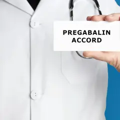 Lekarz w białym kitlu trzyma kartkę z napisem PREGABALIN ACCORD. Stetoskop wisi na jego szyi.