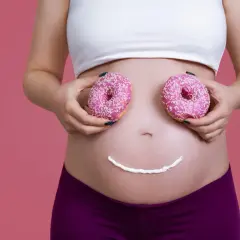 Ciąża i słodkie zachcianki. Brzuszek z uśmiechem z lukru i pączki jako oczy. Krzywa cukrowa w ciąży.
