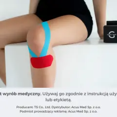 Osoba z plastrem na kolanie, wspierającym przy chondromalacji rzepki. Obok pudełko z taśmą.