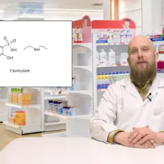 W aptece widać schemat chemiczny etamsylatu, znanego też jako cyklonamina, oraz farmaceutę.