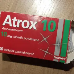 Opakowanie leku Atrox 10 mg, zawierające 30 tabletek powlekanych.