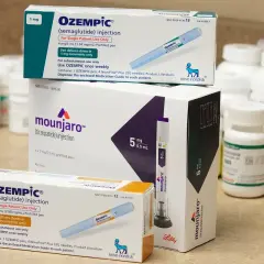Pudełka leków Ozempic (semaglutyd) i Mounjaro, z widocznymi wstrzykiwaczami.