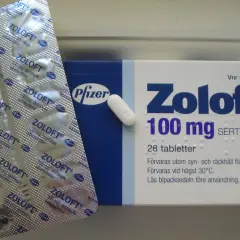 Opakowanie leku Zoloft 100 mg z sertraliną, zawierające 28 tabletek. Lek ten, znany również jako asertin 50, pomaga w leczeniu depresji.