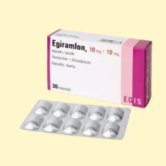 Opakowanie leku Egiramlon 10 mg + 10 mg i blister z kapsułkami na jasnym tle.