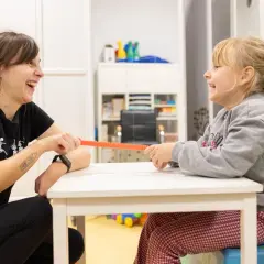 Czym się różni logopeda od neurologopedy? Kluczowe różnice i wybór