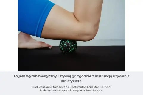 Masaż piłką rehabilitacyjną rozluźnia mięsień czworogłowy uda.
