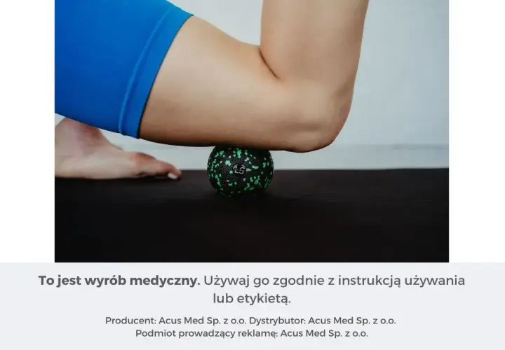 Masaż piłką rehabilitacyjną rozluźnia mięsień czworogłowy uda.