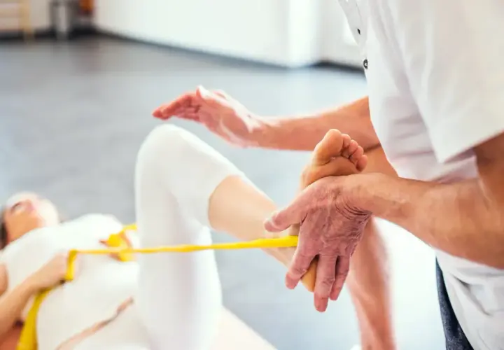 Jak długo trwa rehabilitacja po złamaniu kostki i co wpływa na czas?
