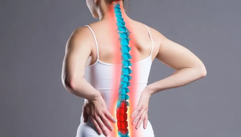 Kobieta z bólem kręgosłupa, wizualizacja problemów z kośćmi, być może związanych z osteoporozą.