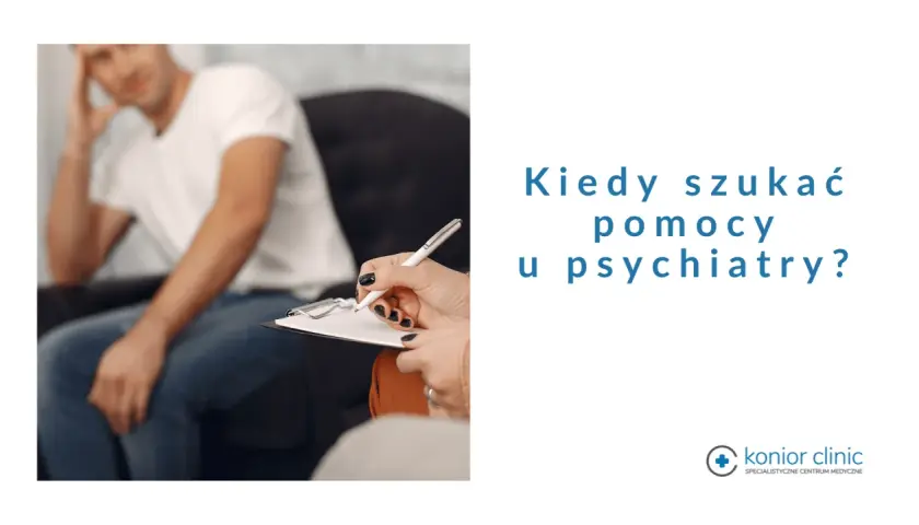 Mężczyzna siedzi na kanapie, opierając głowę na dłoni. Obok niego ręka pisze na kartce.