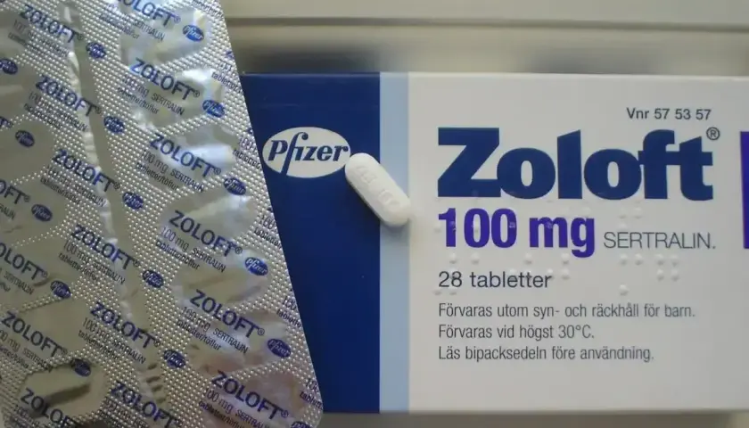 Opakowanie i tabletka leku Zoloft (sertralina) 100 mg.