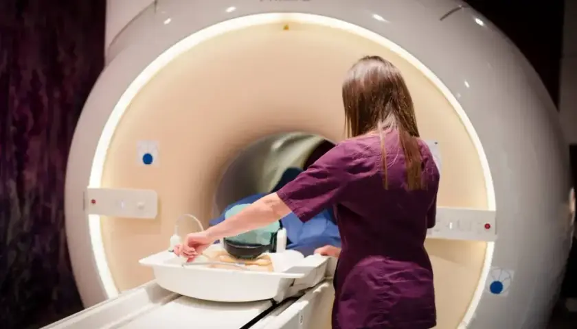 Technik przygotowuje pacjenta do badania rezonansem z kontrastem w nowoczesnym aparacie Philips.