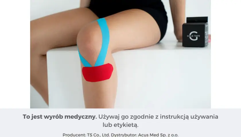 Osoba z plastrem na kolanie, wspierającym przy chondromalacji rzepki. Obok pudełko z taśmą.