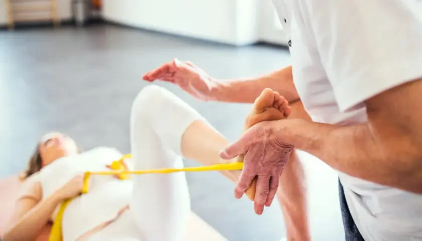 Jak długo trwa rehabilitacja po złamaniu kostki i co wpływa na czas?