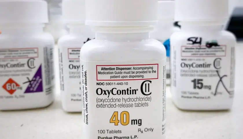 Butelki leku OxyContin, w tym jedna z dawką 40 mg, stoją na blacie.
