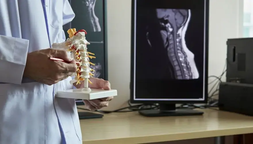 Neurolog czy ortopeda od kręgosłupa - który specjalista pomoże w bólu?