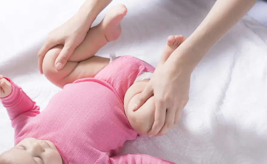 Dysplazja stawu biodrowego u niemowląt - Objawy i leczenie