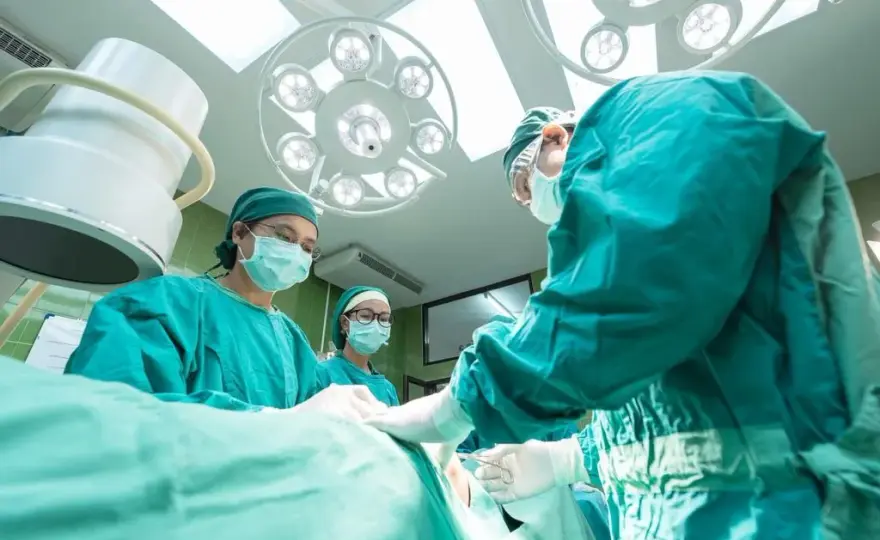 Czym zajmuje się neurochirurg? Poznaj kluczowe zadania i metody
