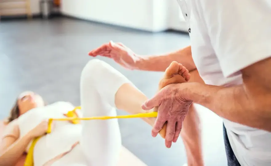 Jak długo trwa rehabilitacja po złamaniu kostki i co wpływa na czas?