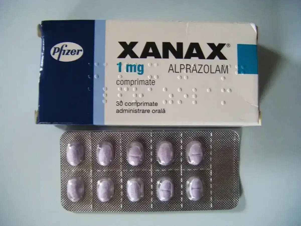 Opakowanie Xanax (alprazolam) 1 mg i blister z tabletkami.