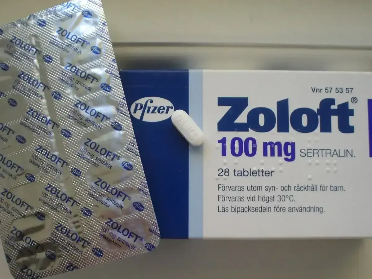 Opakowanie i tabletka leku Zoloft (sertralina) 100 mg.