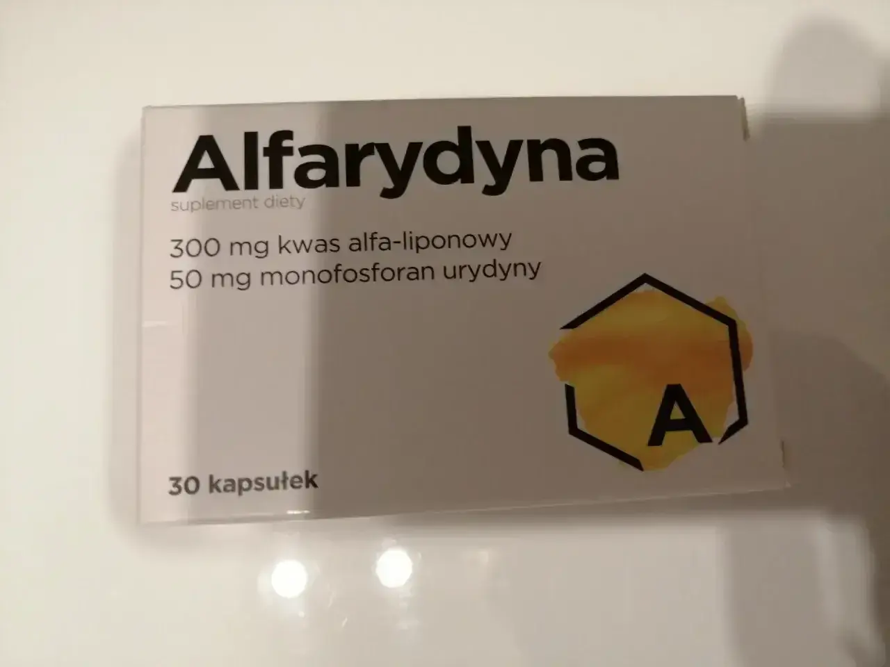 Opakowanie suplementu diety Alfarydyna zawiera 30 kapsułek z kwasem alfa-liponowym i monofosforanem urydyny.