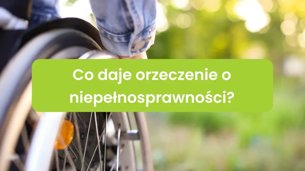 Fragment wózka inwalidzkiego i zielony prostokąt z napisem "Co daje orzeczenie o niepełnosprawności?".