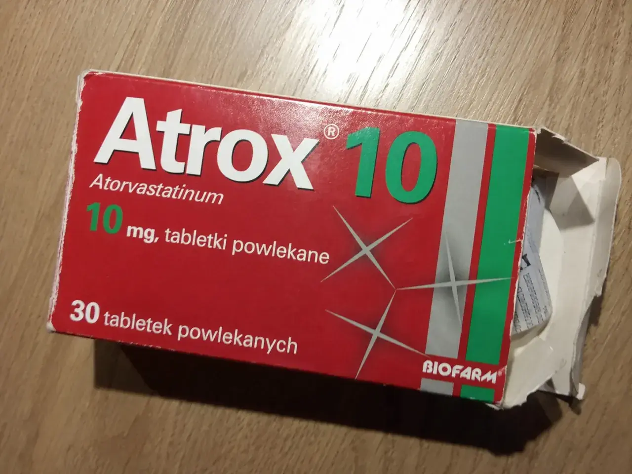Opakowanie leku Atrox 10 mg, zawierające 30 tabletek powlekanych.