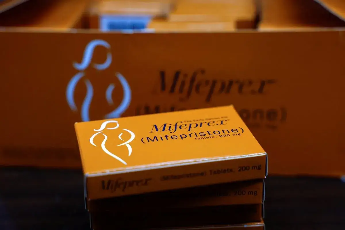 Pudełka leków Mifeprex, zawierające mifepriston. Na opakowaniach widnieje symbol kobiety.