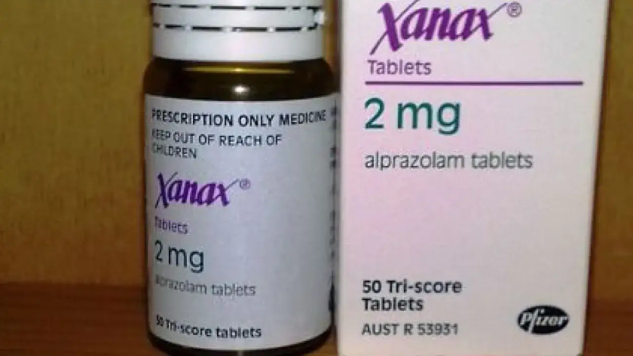 Butelka i pudełko leku Xanax 2 mg, zawierającego alprazolam. Lek na receptę, nie dla dzieci.