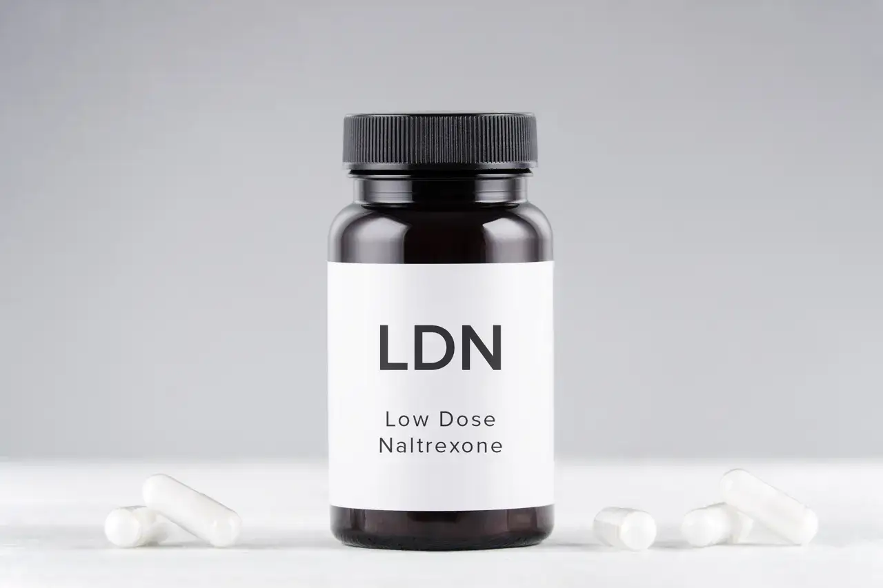 Butelka z lekiem LDN (Low Dose Naltrexone) i kilka kapsułek.