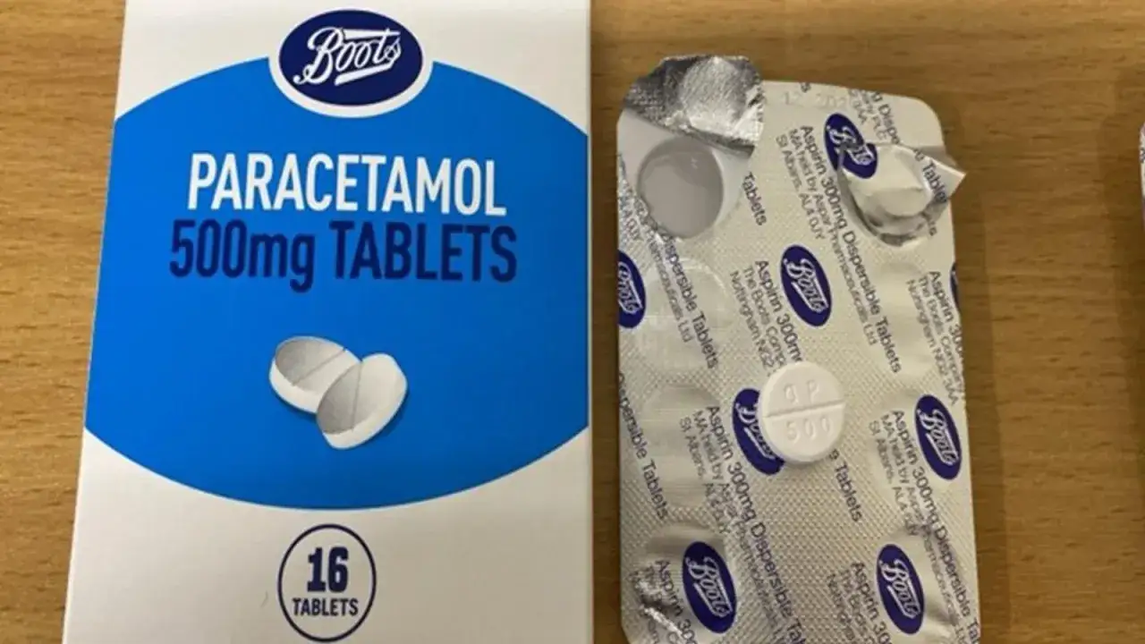 Pudełko paracetamolu 500mg i opakowanie aspiryny 300mg. Gdy boli głowa, sięgam po Tylenol lub jego odpowiedniki.