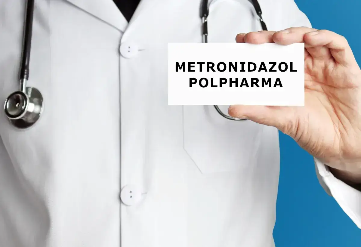 Lekarz w białym kitlu prezentuje kartkę z napisem