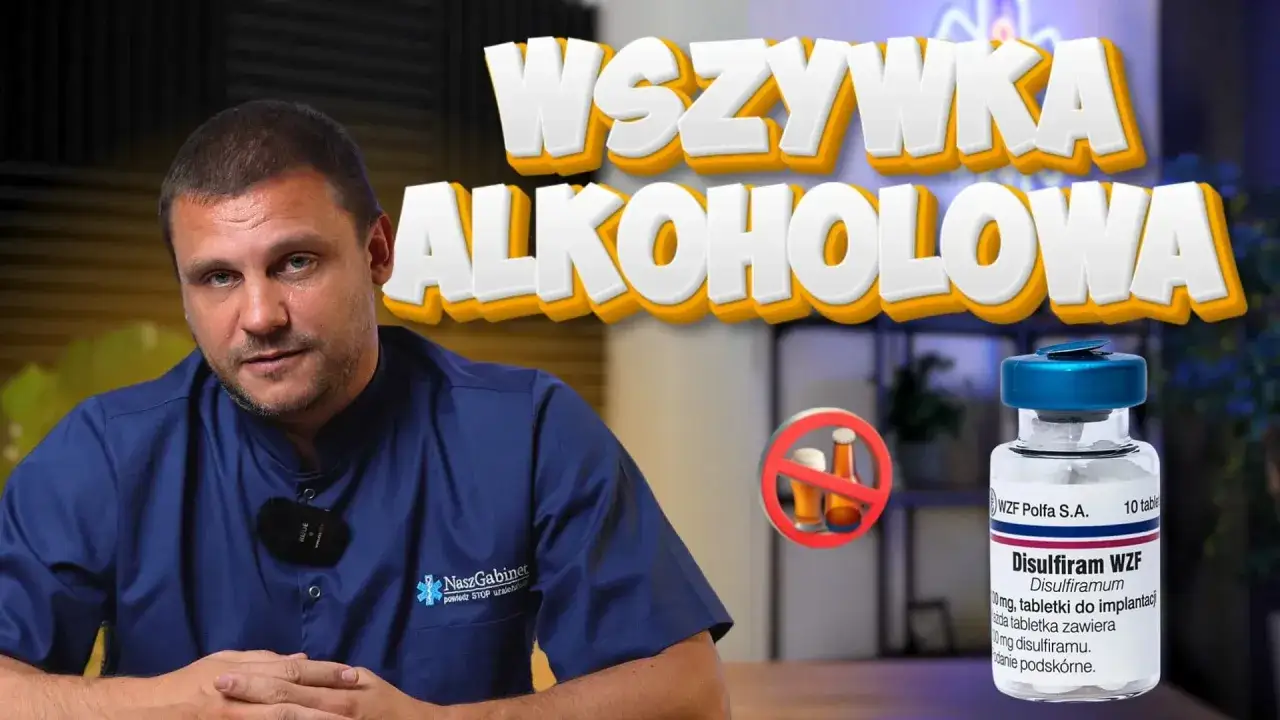 Mężczyzna w niebieskiej koszuli z napisem