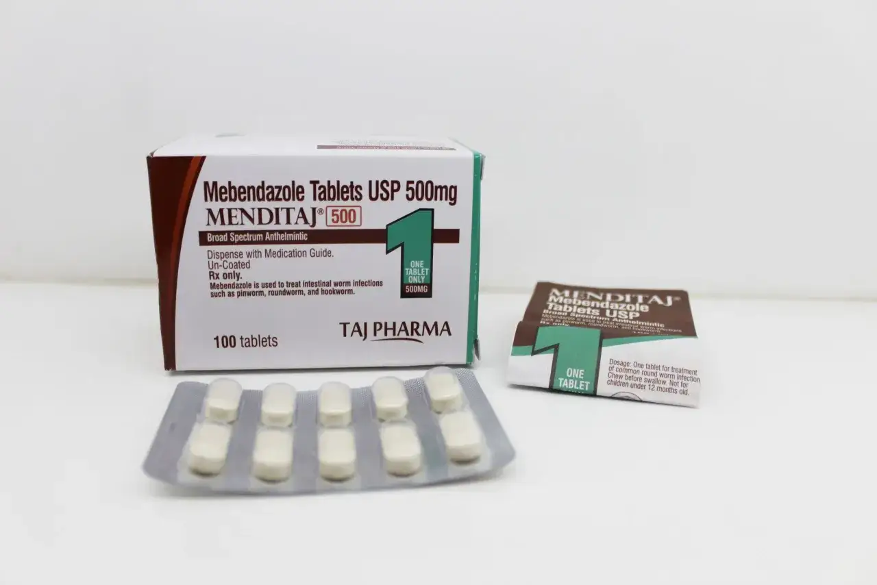 Opakowanie leku MENDITAJ 500mg, zawierające 100 tabletek. Stosowany na vermix na co - infekcje jelitowe, jak owsiki czy glisty.