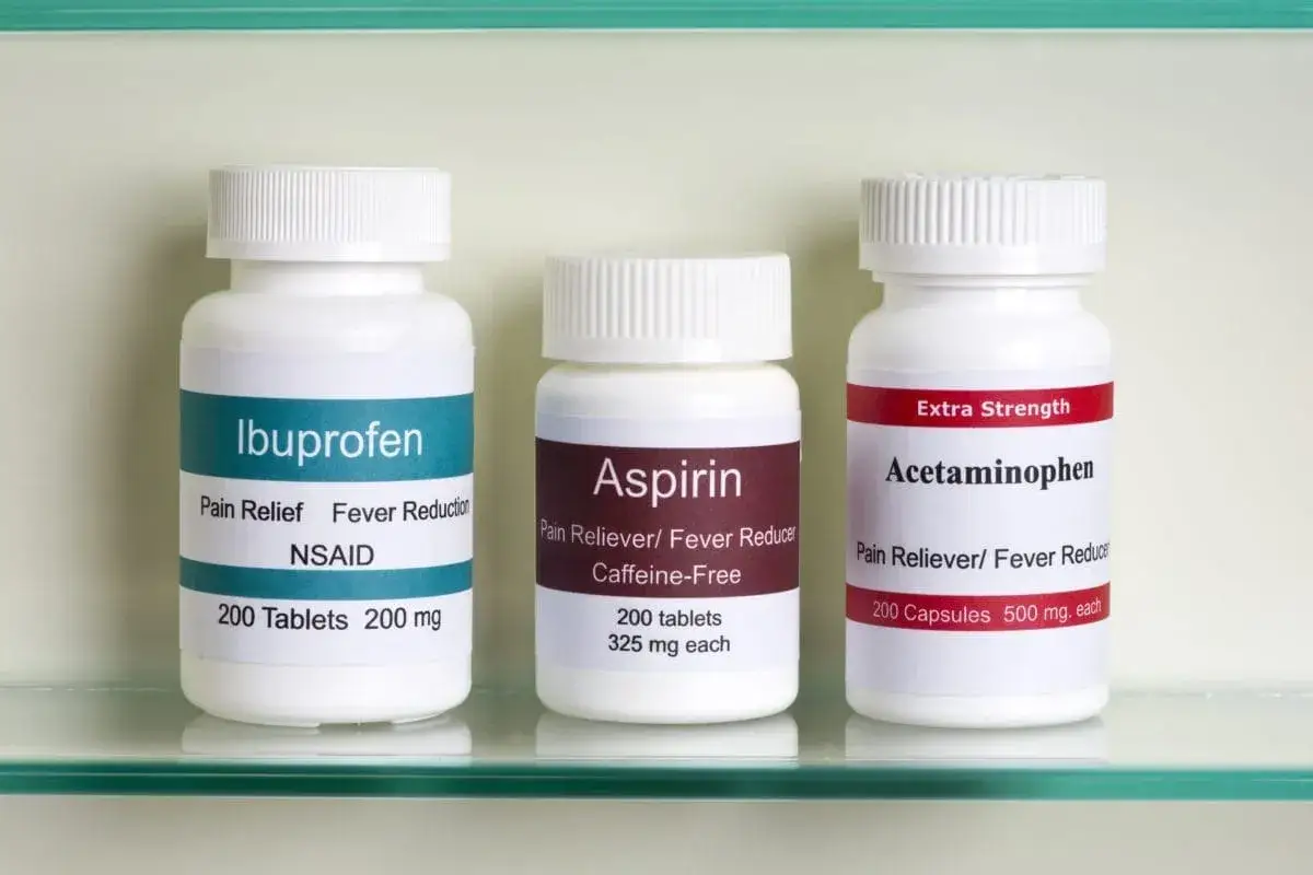 Trzy butelki leków: Ibuprofen, Aspiryna i Acetaminophen. Każdy lek jest przeznaczony do łagodzenia bólu i gorączki.