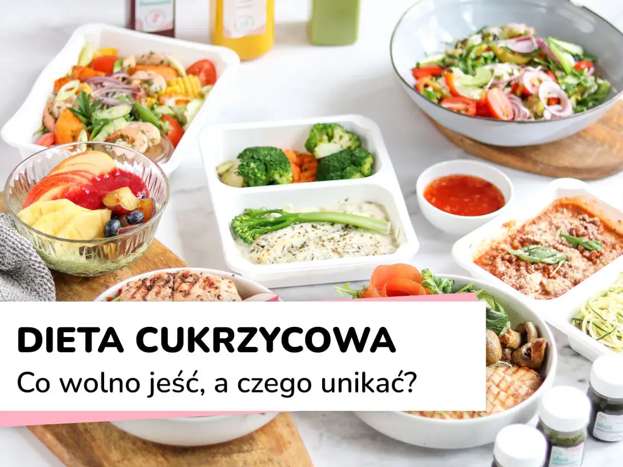 Zdrowe posiłki na talerzach, w tym sałatki, ryby i owoce. Idealne dla osób dbających o dietę cukrzycową.